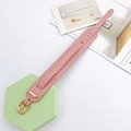Détail de la dragonne en cuir rose avec boucle dorée et trous de réglage pour téléphone - Rose Coréen