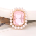 Elegant vintage sieraad met roze edelsteen en parelrand op goudmetalen frame - Roze Edelsteen Stijl (D2013)