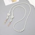 Elegante cadena de perlas blancas con lazos decorativos y cierres de metal dorado - Estilo Cruzado de Perlas con Doble Lazo (K423)