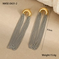Vue détaillée de boucles d'oreilles à pompon long, largeur 1,9 cm et longueur 9,5 cm - Or 18 carats / Style Gland à Sommet en U Or (NMSE-D631-2)