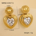 Dettaglio degli orecchini a cuore vintage francesi con zircone e finitura dorata - Stile Cuore Grande Dorato (NMSE-E357-5)