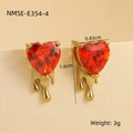 Détail macro de boucles d'oreilles cœur rouge plaqué or avec motif goutte liquide - Boucles d'Oreilles Clous Cœur Lave Liquide (NMSE-E354-4) / Or 18 carats