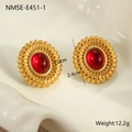 Makroaufnahme von goldenen Vintage-Ohrringen mit roten Steinen auf Keramikschale - Roter Stein Sonnenblume Sonnenmuster Vintage Ohrstecker (NMSE-E451-1)