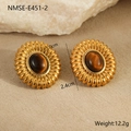 Detailansicht der Vintage Gold-Ohrstecker mit Tigerauge-Stein und radialem Sonnenblumenmuster - Tigerauge Sonnenblume Sonnenmuster Vintage Ohrstecker (NMSE-E451-2)