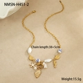 Dettaglio della collana oceano oro 18k con stella marina, conchiglie, perle e ceramica - Collana Conca Bianca (NMSN-H451-2) / Oro 18K