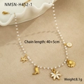 Dettaglio di ciondoli a stella marina e conchiglia in oro 18k su collana di perle bianche - Collana Oceano Perla (NMSN-H452-1) / Oro 18K