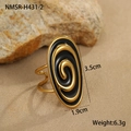 Makroansicht eines großen ovalen Goldrings mit schwarzem Emaille und Wirbelstruktur - Großer Spiralring (NMSR-H431-2)