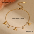 Vue détaillée du bracelet en acier doré avec pendentifs queue de poisson et zircons - Bracelet Strass Queue de Poisson (NMSB-F452-1)