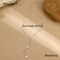 Primer plano de un collar en Y plateado con incrustaciones de nácar blanco sobre una roca - Collar en Y Plateado-Blanco (NMSN-A421-2) / 40+5cm