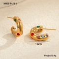 Dettaglio macro di orecchini a cerchio a C dorati con zirconi tondi multicolore - Oro 18K / Stile con Strass Tondi Multicolore Dorati (NMSE-F423-1)