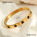 Detailweergave van 6,1 cm gouden armband met klavermotief en geborstelde afwerking - Zwarte Bloem Armring (NMSB-A434-1) / 18K goud