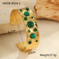 Dettaglio del bracciale martellato dorato con pietre verdi, diametro 6,2 cm e larghezza 2 cm - Oro 18K / Modello Pietra Verde (NMSB-B524-2)