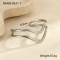 Detalle de brazalete plateado ondulado con líneas geométricas sobre mármol gris - Chapado en oro 18K / Estilo de Ola Plateada (NMSB-B521-1)