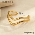 Detalle del brazalete dorado de doble línea ondulada, medidas 6.9cm y peso 35.0g - Chapado en oro 18K / Estilo de Ola Dorada (NMSB-B521-2)