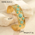 Dettaglio del bracciale a fascia in oro martellato con pietre turchesi e finitura vintage - Oro 18K / Modello Pietra Blu (NMSB-B525-2)