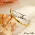 Primer plano detallado del brazalete cruzado bicolor de acero con diámetro de 6,9 cm largo - Chapado en oro 18K / Estilo de Doble Bucle Cruzado Bicolor (NMSB-B523-1)