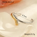 Detalle del brazalete en C bicolor que muestra el diámetro de 6,7 cm y el peso del metal - Chapado en oro 18K / Estilo Aerodinámico Bicolor (NMSB-B523-2)