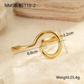 Vista detallada de un brazalete de espiral geométrico dorado de acero inoxidable - Chapado en oro 18K / Estilo de Ola Espiral Dorada (NMSB-B5110-2)