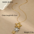 Détail du collier pendentif fleur or et argent avec perles blanches sur fond minimaliste - Collier Fleur Bicolore à Trois Couches / Longueur de Chaîne 40 Plus 5cm
