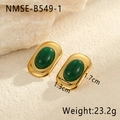Detailansicht der ovalen Vintage-Goldohrringe mit grünen Steinen auf Steinhintergrund - Dunkelgrüner künstlicher Achat Oval Vintage Ohrstecker (NMSE-B549-1)