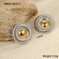 Detail van tweekleurige geometrische oorbellen met 3 cm diameter en 13 g gewichtsweergave - Vintage Radiale Vortex Stijl (NMSE-H435-1) / 18K goud