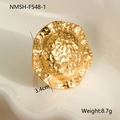 Vista dettagliata dell'orecchino martellato placcato oro 18K con diametro di 3,4 cm - Orecchini a Bottone Vintage Circolari Martellati (NMSH-F548-1)