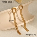 Macro-opname van 8,0 cm lange gouden knoopoorbellen met slangenketting kwastjes - Gouden Knoop Kwastje Oorbellen (NMSE-K253-1)