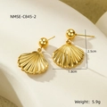 Détail des boucles d'oreilles coquillage plaquées or 18 carats avec dimensions et poids de 5,9g - Boucles d'oreilles Pendantes Perle Coquillage (NMSE-C845-2)