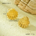Vue détaillée des boucles d'oreilles coquillage dorées avec dimensions 3,0 cm et 11,1 g - Boucles d'oreilles Coquillage à Motif Radiant (NMSE-C722-1)