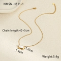 Detail van de gouden ketting met 40+5cm lengte en een ovalen witte hanger als accent - 18K goud / Goudkleur Witte Steen Stijl