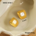Detailansicht der 2,2 cm geometrischen quadratischen Edelstahl-Ohrstecker mit Muschel-Inlay - Unregelmäßig Weiß (NMSE-H548-1)