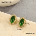 Makroaufnahme der smaragdgrünen Marquise-Ohrringe mit funkelndem Kristallrahmen - Grüner Marquise-Schliff Strass-Halo Vintage Ohrstecker (NMSE-H5310-2)
