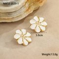 Primer plano de pendientes de flores de esmalte blanco de 3 cm con baño de oro sobre arena - Pendientes de Botón de Flor Blanca (NMSE-J329-1) / Chapado en oro 18K