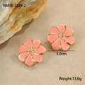 Detalle de pendientes de flores de esmalte rosa con dimensiones 3,0 cm y peso de 13,0 g - Pendientes de Botón de Flor Rosa (NMSE-J329-2) / Chapado en oro 18K