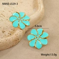 Detalle de pendientes de flores de esmalte azul con borde dorado y medidas reales - Pendientes de Botón de Flor Azul (NMSE-J329-3) / Chapado en oro 18K