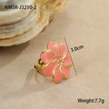 Detalle del anillo de flor de esmalte rosa en acabado dorado sobre fondo de arena - Anillo de Flor Rosa (NMSR-J3210-2) / Chapado en oro 18K