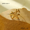 Dettaglio di un anello a stella marina dorata da 2,8g con misure su una roccia - Stella Marina Piccola (NMSR-H343-1)