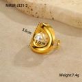 Dettaglio di un anello dorato minimalista con perla e stella marina su sfondo materico - Perla di Conchiglia (NMSR-J321-2)
