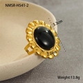 Detail eines großen ovalen schwarzen Steinrings mit goldenem Blütenrahmen am Keramikrand - Schwarzer Achat Vintage Blütenblatt Statement Ring (NMSR-H541-2)