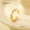 Primo piano dell'anello a delfino dorato su base in pietra con dettagli di taglia e peso - Stile Delfino (NMSR-F641-2)