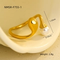 Detalle macro del anillo chapado en oro con diseño de gota y detalle de perla - Estilo de Perla Gota de Agua Aerodinámico Dorado (NMSR-F755-1)