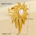 Detalle de un anillo dorado vintage con diseño de hoja solar e incrustación de perla - Estilo de Perla con Hoja Radial (NMSR-F7410-2)