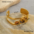 Detailaufnahme eines goldenen Armreifs mit drei Tigeraugen-Steinen auf einem Steinsockel - Tigerauge Stil (NMSB-H546-4)