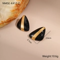 Details von Vintage-Emaille-Ohrringen in Schwarzgold mit geometrischem Dreieck-Design - Geripptes Geometrisches Dreieck (NMSE-K412-2)