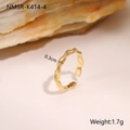 Macro-opname van de gouden gehamerde ringtextuur met specificaties van 0,3cm breedte en 1,7g - Gedraaid Touw Stijl (NMSR-K414-4) / Goud