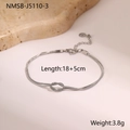 Primer plano de la pulsera de doble cadena de serpiente plateada con nudo central ajustable - Pulsera Cadena Serpiente Nudo Color Acero (NMSB-J5110-3)