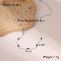 Gros plan sur le collier chaîne serpent argenté avec cinq zircons verts rectangulaires - 18K / Acier avec zircon vert