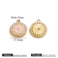 Dettaglio macro di un ciondolo in acciaio dorato da 17,5mm con fiore in smalto rosa e cristalli - Oro Tondo Rosa Strass Fiore