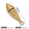 Dettaglio macro del ciondolo carpa koi in acciaio inossidabile dorato con scaglie - Pesce Mobile Strass Bianco (50mmx14mm)