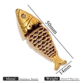 Ciondolo carpa koi in acciaio dorato con smalto viola, dimensioni 50 mm x 14 mm - Oro con smalto viola (50mmx14mm)
